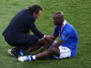 Mario Balotelli e Cesare Prandelli - fonte www.socialfootballtv.com