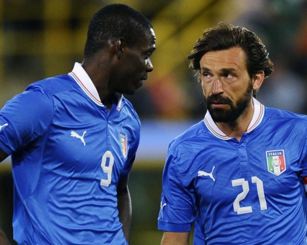 Balotelli e Pirlo (fonte foto: italpress.it)