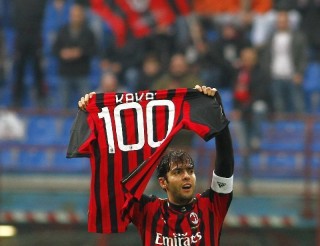 Kakà con la maglietta celebrativa per i 100 gol in rossonero (fonte foto: qn.quotidiano.net)
