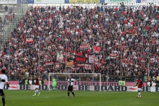 I tifosi rossoneri in trasferta al Tardini nella scorsa stagione (fonte: www.curvasudmilano.it)