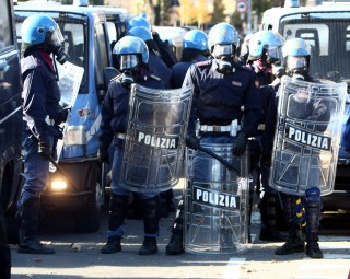 Poliziotti in tuta antisommossa (fonte foto: dentrolostadio.corriere.it)