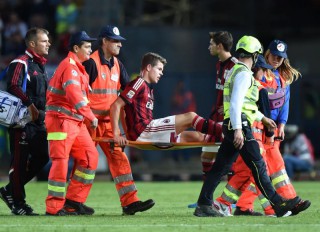 Van Ginkel portato fuori in barella dopo l'infortunio (tuttomercatoweb.com)