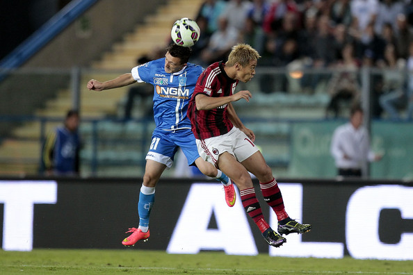 Honda lotta saltando di testa (fonte: zimbio.com)