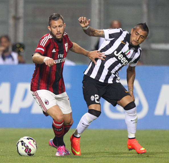 Contrasto tra Jeremy Ménez ed Arturo Vidal durante il Trofeo TIM della scorsa estate (fonte: www.calcioblog.it)