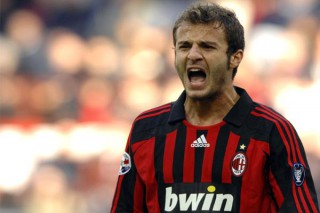 Alberto Gilardino con la maglia del Milan (fonte foto: www.goal.com)