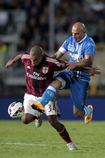 Nigel De Jong lotta contro Maccarone (fonte: zimbio.com)