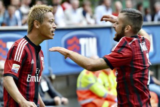 Jeremy Menez e Keisuke Honda esultano - fonte www.tuttomercatoweb.com
