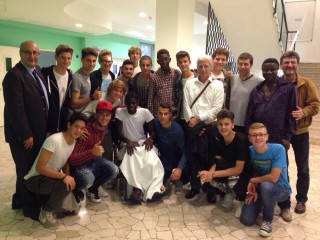 I ragazzi del '99 del Milan fanno visita a Isaac Akuetteh - fonte Profilo Facebook Filippo Galli