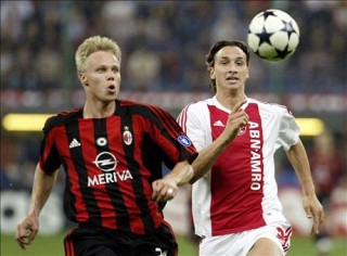 Martin Laursen contrasta un giovane Zlatan Ibrahimovic in un Milan-Ajax del 2003 (fonte foto: www.ilveromilanista.it)