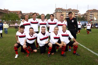 Gli undici titolari in occasione del derby in ricordo di Claudio Lippi (fonte foto: profilo facebook Filippo Inzaghi)