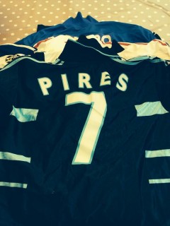 Maglia Robert Pires - fonte Profilo Twitter di Gary Neville