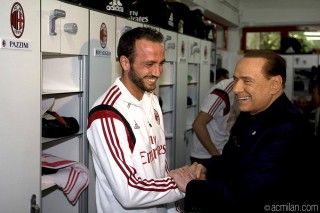 Il presidente del Milan Silvio Berlusconi si congratula con Giampaolo Pazzini per le 400 presenze in Serie A - fonte www.acmilan.com