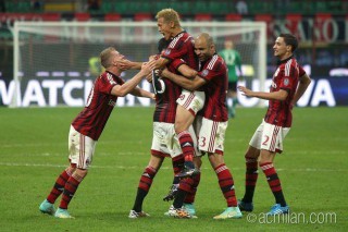Abate, Honda, Alex, e De Sciglio esultano per un gol del Milan - fonte www.acmilan.com