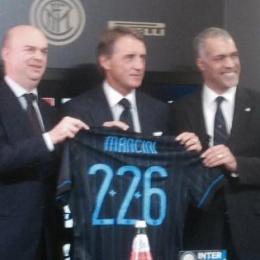 Roberto Mancini posa con la maglia 226 - fonte www.fcinternews.it
