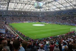 Interno della Veltins Arena, che ospita le gare dello Schalke 04 - fonte www.stadiumguide.com