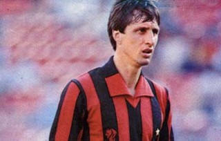 Crujff con la maglia del Milan - fonte foto: quattrotratti.com