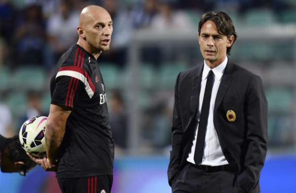 Abbiati e Inzaghi, rispettivamente portiere e allenatore del Milan, a colloquio sul prato di San Siro.