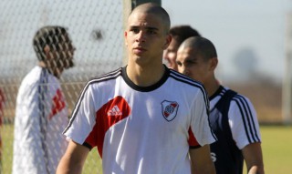 Giovanni Simeone, figlio del Cholo, attaccante del River (taringa.net)