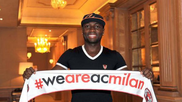 Pablo Armero posa con la sciarpa del Milan (fonte foto: www.mondomisterioso.it)