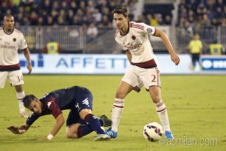 Mattia De Sciglio supera un giocatore del Cagliari - fonte www.acmilan.com