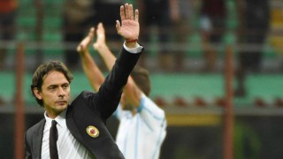 Pippo Inzaghi saluta la curva rossonera (Fonte: www.gazzetta.it) 