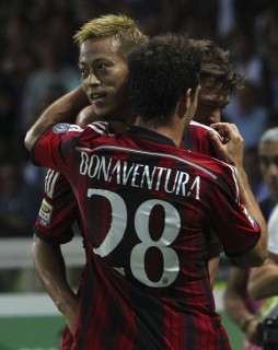 Giacomo Bonaventura abbraccia Keisuke Honda (fonte foto: zimbio.com)