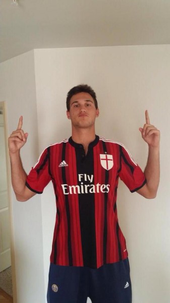 Danilo Gallinari indossa la maglia del Milan (twitter.com)