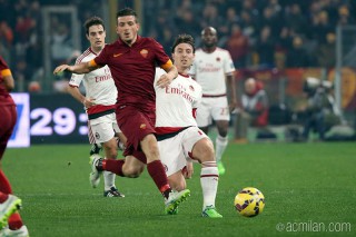 Riccardo Montolivo durante un contrasto (fonte: facebook AC Milan)