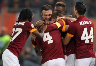 I giocatori della Roma esultano (fonte foto: www.tuttocalcioestero.it)