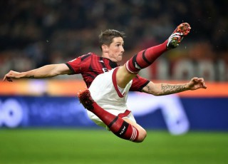 Fernando Torres tenta una rovesciata - fonte www.calciomania90.com