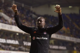 Ba, attaccante del Besiktas che piace al Milan - fonte: dailymail.co.uk