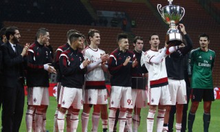 De Sciglio alza il trofeo Berlusconi - fonte: corrieredellosport.it
