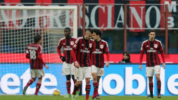 La delusione di Menez e compagni dopo la sconfitta contro il Sassuolo - fonte www.gazzetta.it