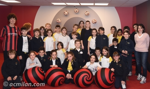 Barbara Berlusconi incontra i bambini delle scuole primarie a Casa Milan (fonte: acmilan.com)