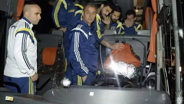 Assalto al pullman del Fenerbahce, fonte foto lastampa.it