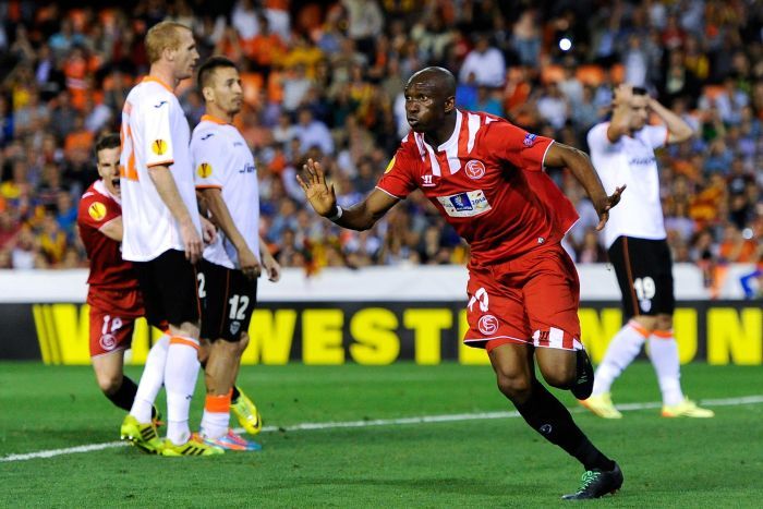 M'Bia, centrocampista del Siviglia - fonte: soccerweb24.com