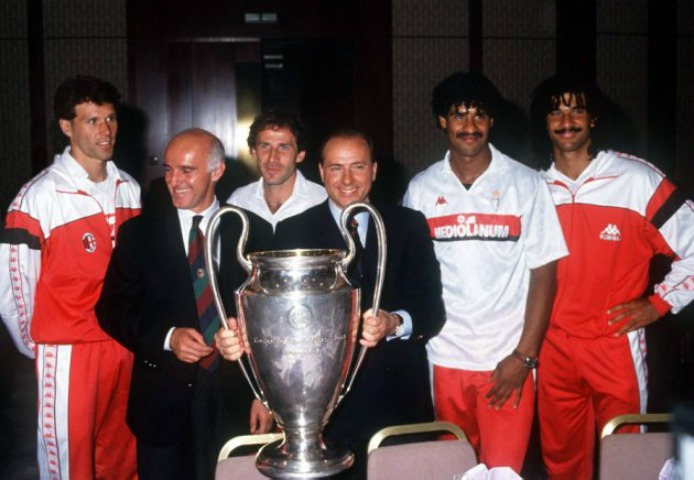 Sacchi, Berlusconi, Baresi e il trio olandese (Fonte: it.eurosport.yahoo.com) 
