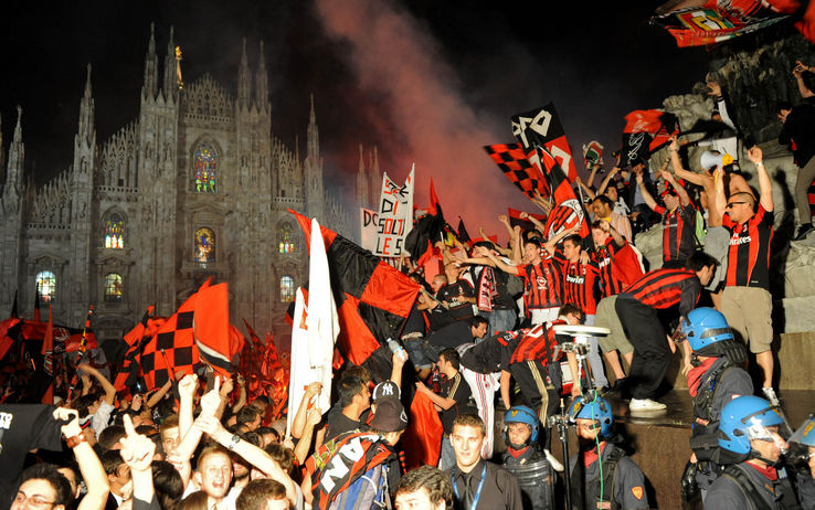 Tifosi rossoneri in Piazza Duomo (sky.it) 