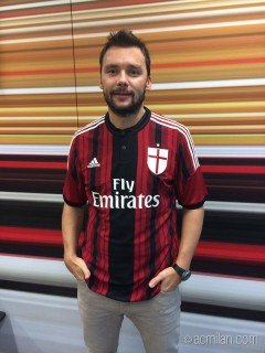 jankulosvki con la nuova maglia del Milan fonte foto acmilan.com
