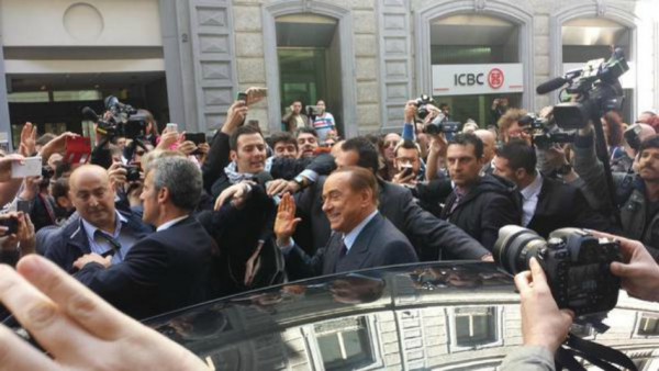 Silvio Berlusconi lascia il Park Hyatt Hotel (Fonte: twitter Federico Albrizio) 