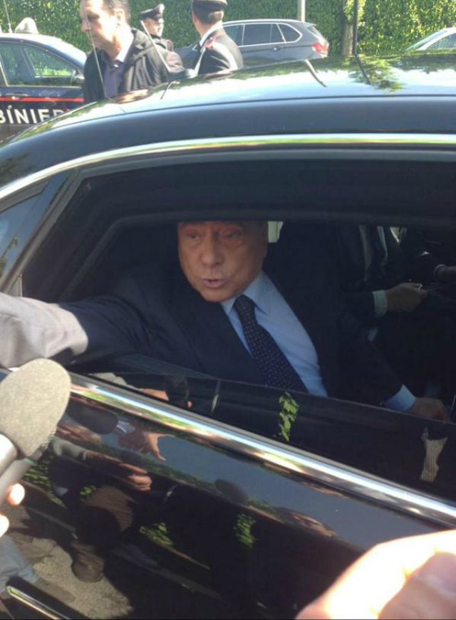 Silvio Berlusconi lascia Arcore (Fonte: twitter Federico Albrizio) 