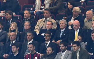 Silvio Berlusconi, Presidente del Milan, e Richard Lee, magnate di Hong Kong, in tribuna a San Siro - fonte www.tuttomercatoweb.com