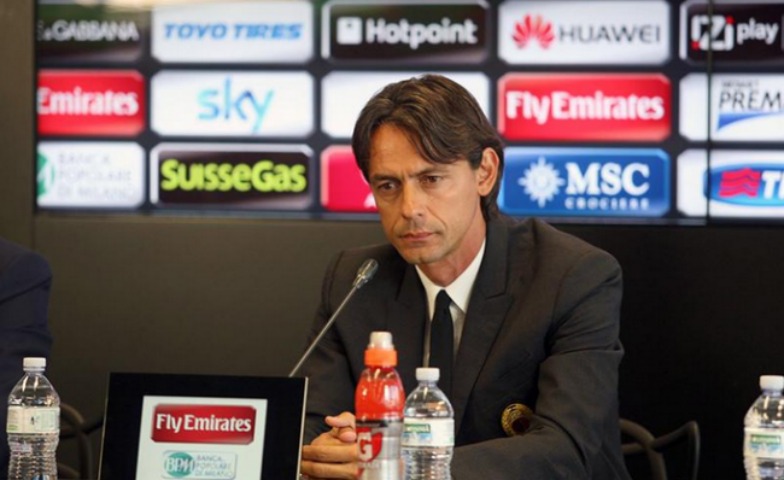 Pippo Inzaghi in conferenza stampa (Fonte: www.sportcafe24.com) 