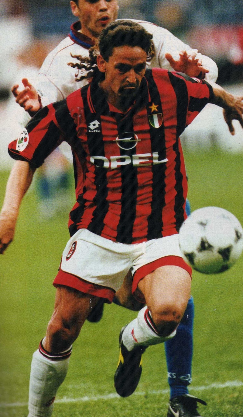 Roberto Baggio in azione con la maglia del Milan (Fonte: www.freewebs.com) 