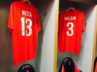 Nesta e Maldini tornano a giocare insieme per il MatchforExpo (fonte: profilo twitter MatchForExpo)