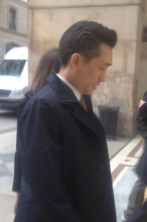 Bee Taechaubol esce dall'albergo (fonte: Luca Pessina - Twitter)