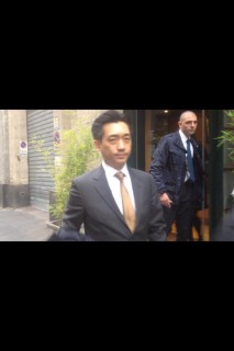 Bee Taechaubol esce dal ristorante (Niccolò Schira)