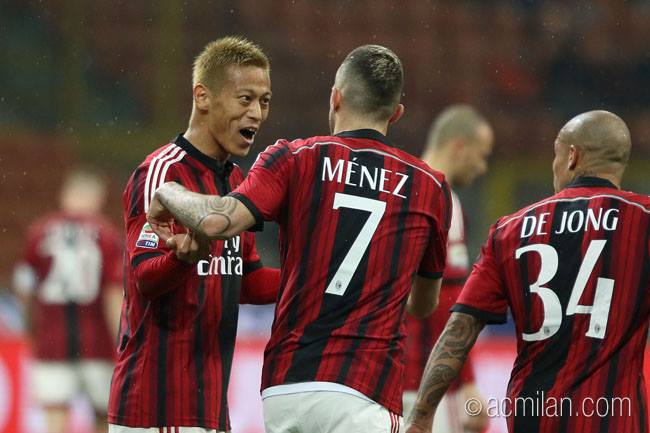 L'esultanza di Honda e Menez (acmilan.com)