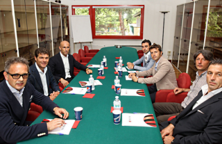 Lo staff di Mihajlovic in riunione, fonte foto acmilan.com