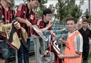 Montolivo firma autografi in Cina, fonte foto acmilan.com 